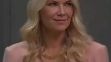 Bold And The Beautiful Lang Blazer cape rose porté par Katherine Kelly Lang comme on le voit dans The Bold and the Beautiful