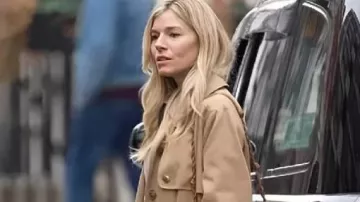 Anatomie d’un scandale Trench-coat Sienna Miller porté par Sophie Whitehouse (Sienna Miller) dans Anatomie d’un scandale