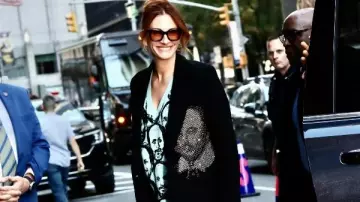 Julia Roberts The Late Show With Stephen Colbert S11 Black Coat of Julia Roberts in The Late Show with Stephen Colbert