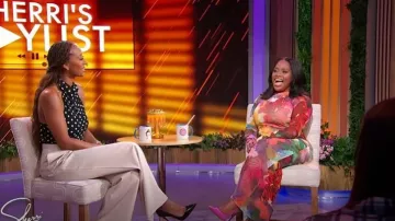 Top corto halter de lunares de Naked Wardrobe usado por Sherri Shepherd como se ve en Sherri el 1 de octubre de 2025