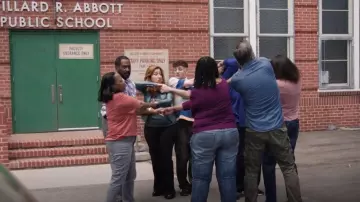 Adidas Samba OG portée par Jacob Hill (Chris Perfetti) comme on le voit à l’école primaire Abbott (S05E01)