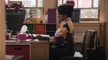 Desigual Pensee Lacroix Camisa de botones de algodón y lyocell con estampado de pensamiento usado por Barbara Howard (Sheryl Lee Ralph) como se ve en Abbott Elementary (S05E01)