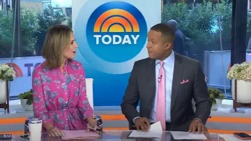 Vestido midi de seda con cinturón floral de Carolina Herrera usado por Savannah Guthrie como se ve en Today el 1 de octubre de 2025