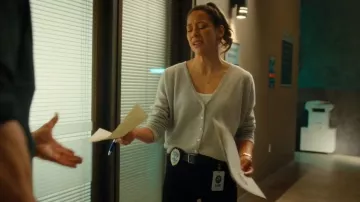 Ceinture Rag & Bone Boyfriend portée par Sarah Truong (Mayko Nguyen) comme on le voit dans Hudson & Rex (S08E02)