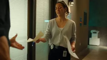 Cinturón de novio de Rag & Bone usado por Sarah Truong (Mayko Nguyen) como se ve en Hudson & Rex (S08E02)