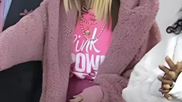 Veste Sherpa Pink Warrior portée par Jill Arnold dans Jill Martin sur une amitié inattendue pendant le traitement du cancer du sein