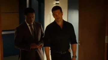 Chemise standard James Perse portée par Mark Hudson (Luke Roberts) comme on le voit dans Hudson & Rex (S08E02)