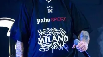 Camiseta negra usada por Milano en Fabri Fibra - Aplausos para Fibra