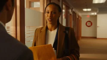 Guess Nyota Sweater Top en blanco usado por Jan Renley (Raven Dauda) como se ve en Hudson & Rex (S08E02)