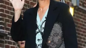 Long manteau noir porté par Self - Animateur (Stephen Colbert) dans The Late Show with Stephen Colbert