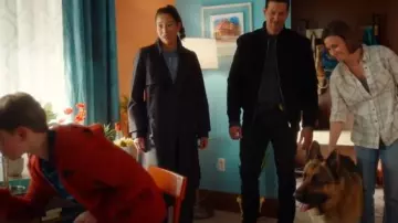 Cárdigan de Sezane Gaspard usado por Sarah Truong (Mayko Nguyen) como se ve en Hudson & Rex (S08E02)