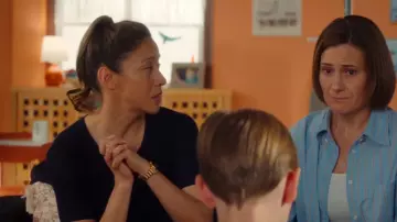Camiseta de cuello redondo sin costuras de sauce Aritzia Rib usada por Sarah Truong (Mayko Nguyen) como se ve en Hudson & Rex (S08E02)
