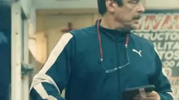 Una batalla tras otra Chaqueta deportiva azul de Benicio Del Toro usada por el Sensei Sergio St. Carlos (Benicio del Toro) en La Batalla de Baktan Cross