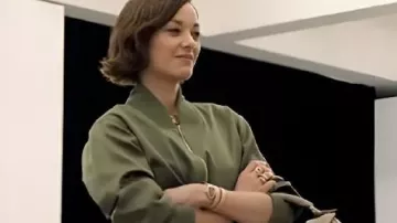 Chaqueta bomber de The Morning Show usada por Marion Cotillard como se ve en The Morning Show