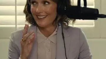 Traje púrpura platónico usado por Sylvia (Rose Byrne) como se ve en Platónico (S02E10)