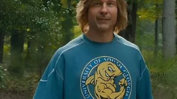 Camisa gráfica azul de Chad Powers usada por Glen Powell como se ve en Chad Powers