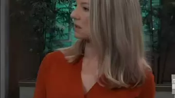 Haut en tricot rouge de l’hôpital général porté par Laura Wright comme on le voit à l’hôpital général