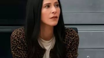 Cárdigan de leopardo de Esther (Jackie Tohn) en Nadie quiere esto (T02)