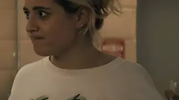 White Sweatshirt of Emma Meyer / Little Cricket (Lizze Broadway) in Gen V (S02)