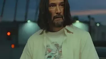 Camiseta blanca con gráficos de Gabriel (Keanu Reeves) en Good Fortune