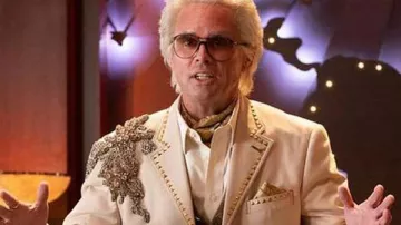 Traje beige usado por Baby Billy (Walton Goggins) en The Righteous Gemstones