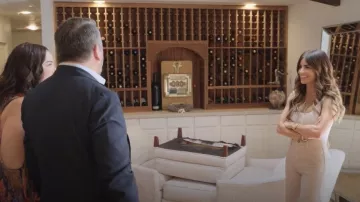 Home Harmoni Jean porté par Alison Victoria vu dans Sin City Rehab (S01E02)