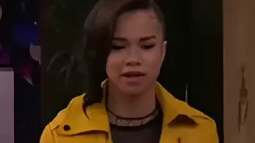 WBWP S02 Janice LeAnn Brown Chaqueta amarilla usada por Billie (Janice LeAnn Brown) como se ve en Wizards Beyond Waverly Place