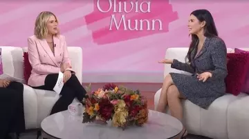 Conjunto de chaqueta y falda de lana de tweed vintage de Chanel usado por Olivia Munn como se ve en Today with Jenna & Friends el 1 de octubre de 2025
