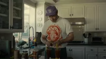Sombrero de panel de escritura con muerte cerebral usado por Will (Seth Rogen) como se ve en Platonic (S02E10)