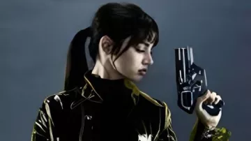 Ana De Armas Blade Runner 2049 Veste Joi jaune portée par Joi (Ana de Armas) comme on le voit dans Blade Runner 2049