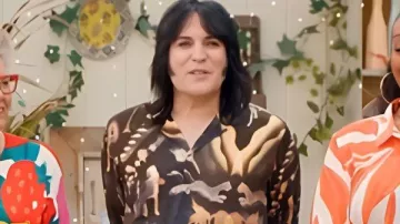 The Great British Bake Off S16 Noel Fielding Camisa negra estampada usada por Noel Fielding como se ve en The Great British Bake Off