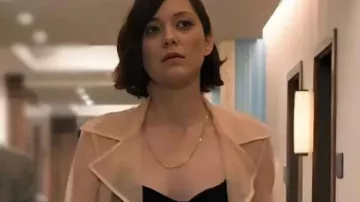 Celine Dumont The Morning Show 2025 Gabardina transparente usada por Celine Dumont (Marion Cotillard) como se ve en The Morning Show (S04E01)