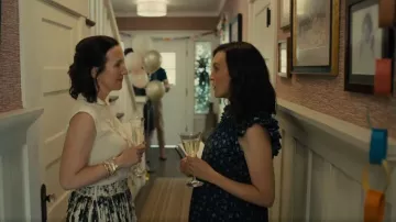 Ulla Johnson Joan Ruffle Vestido usado por Katie (Carla Gallo) como se ve en Platonic (S02E10)