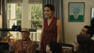 Vestido midi Roksanda Eifal usado por Sylvia (Rose Byrne) como se ve en Platonic (S02E10)