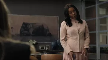 Lafayette 148 NEw York Chaqueta de gamuza sin cuello usada por Mia Jordan (Karen Pittman) como se ve en The Morning Show (S04E03)