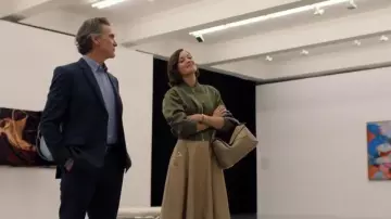 Loewe Medium Puzzle Bag en Taupe porté par Céline Dumont (Marion Cotillard) comme on le voit dans The Morning Show (S04E03)