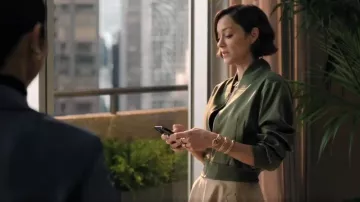 Sablyn Cala Shrunken Bomber usado por Celine Dumont (Marion Cotillard) como se ve en The Morning Show (S04E03)
