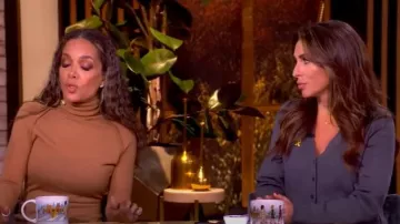 Robe Staud Milo portée par Alyssa Farah Griffin telle que vue dans The View le 2 octobre 2025