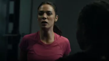 Lululemon Swiftly Tech Shortped Short-Sleeve Shirt 2.0 porté par Samantha Maroun (Odelya Halevi) comme on le voit dans Law & Order (S25E01)