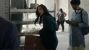 Maletín de cuero Barneys New York usado por Samantha Maroun (Odelya Halevi) como se ve en Law & Order (S25E01)