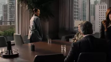 Pantalon Sbiru Loulou Studio porté par Stella Bak (Greta Lee) comme on le voit dans The Morning Show (S04E03)