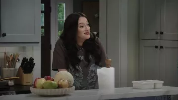Merch Traffic Metallica Skull Graphic T Shirt worn by Riley Parker (Kat Dennings) as seen in Shifting Gears (S02E01)