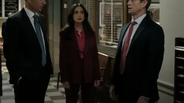 Chaqueta de doble botonadura Altuzarra Indiana usada por Samantha Maroun (Odelya Halevi) como se ve en Law & Order (S25E01)