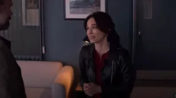 Sezane Noelie Cardigan en Brick usado por Cassandra Lee (Kristin Kreuk) como se ve en Asesinato en un pueblo pequeño (S02E01)
