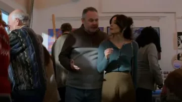 Cárdigan de Sezane Gaspard en azul vintage usado por Cassandra Lee (Kristin Kreuk) como se ve en Asesinato en un pueblo pequeño (S02E01)