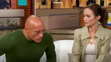 Azlee Zodiac Wheel Large Diamond Coin Charm porté par Emily Blunt comme on le voit dans Good Morning America le 2 octobre 2025