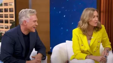 Blazer en crêpe Generation Love Delilah porté par Lara Spencer tel que vu dans Good Morning America le 2 octobre 2025