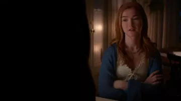 Chaleco de suéter con cordones Kimchi Blue Vita usado por Steph Alberg (Cassandra Sawtell) como se ve en Asesinato en un pueblo pequeño (S02E02)