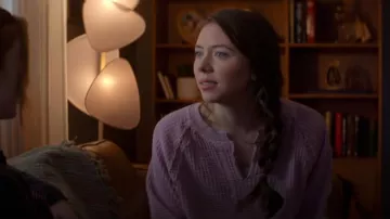 American Eagle Big Hug Notch Neck Waffle Sweatshirt porté par Holly Alberg (Dakota Guppy) comme on le voit dans Meurtre dans une petite ville (S02E02)