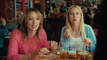 Monki à manches longues en tricot ouvert à manches longues porté par Jabba (Dilan Apak) comme on le voit dans Journal d’une fille abandonnée (S01E01)